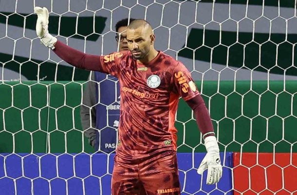 WEVERTON – Os dois gols do Cruzeiro poderiam ter sido evitados se o goleiro palmeirense estivesse com maior explosão. Não fez diferença para seu time. NOTA 5,0. Foto: Cesar Greco/Palmeiras