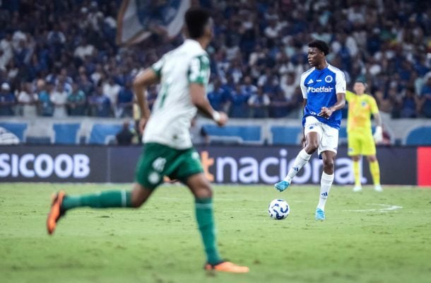 JONATHAN JESUS – Seguro na defesa e ainda fazendo incursões inteligentes no ataque, participando não apenas de bolas paradas, como aparecendo para triangulações. O garoto vai longe. NOTA 7,5 Foto: Gustavo Aleixo/Cruzeiro