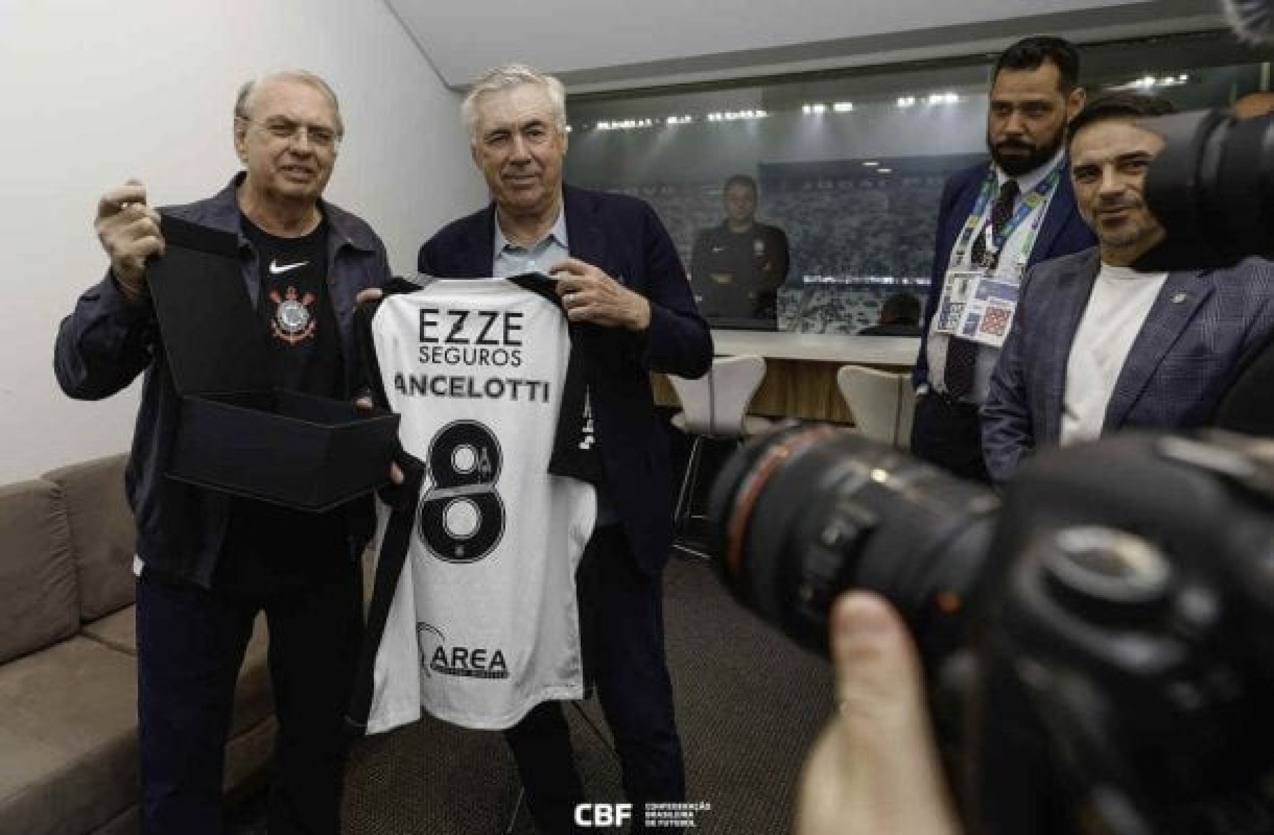 Ancelotti acompanha Corinthians x Vitória na véspera do primeiro treino pela Seleção