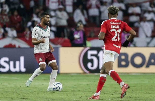 THIAGO SANTOS - Atuou como volante e fez uma partida sólida, sem qualquer vacilo na marcação. NOTA: 6,0.