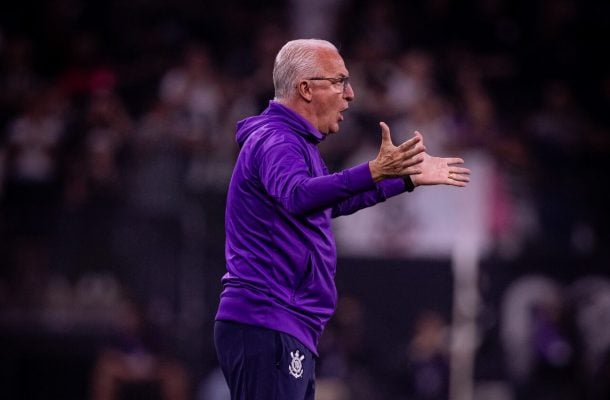 DORIVAL JÚNIOR -  Viu a equipe ter dificuldade nas finalizações a gol, sobretudo no primeiro tempo. Na etapa final, colocou Garro, que ajudou o time a ser mais criativo, mas sem tirar o zero do placar. Foto: Rodrigo Coca/Agência Corinthians 