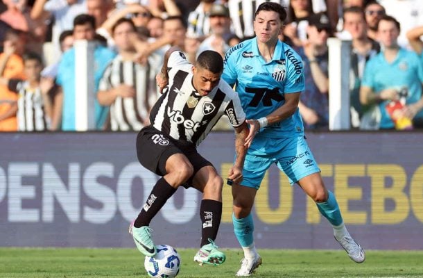 ALLAN - Não teve um bom diálogo com Artur quando tentou sair pelo lado direito, em um contra-ataque. Marcou, correu, se esforçou, mas esteve abaixo da última exibição. Saiu, assim, na segunda etapa, para a entrada de Santi - NOTA: 5,5 - Foto: Vitor Silva/Botafogo