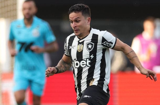 ARTUR - O BebÃª Reborn fez Souza de gato e sapato pelo lado direito. Arriscou, tambÃ©m, um chute perigoso e foi recompensado com um gol quando o Glorioso tinha 11 contra 10. A sorte ajuda quem trabalha, jÃ¡ reza o clichÃª - NOTA: 8,0 - Foto: Vitor Silva/Botafogo