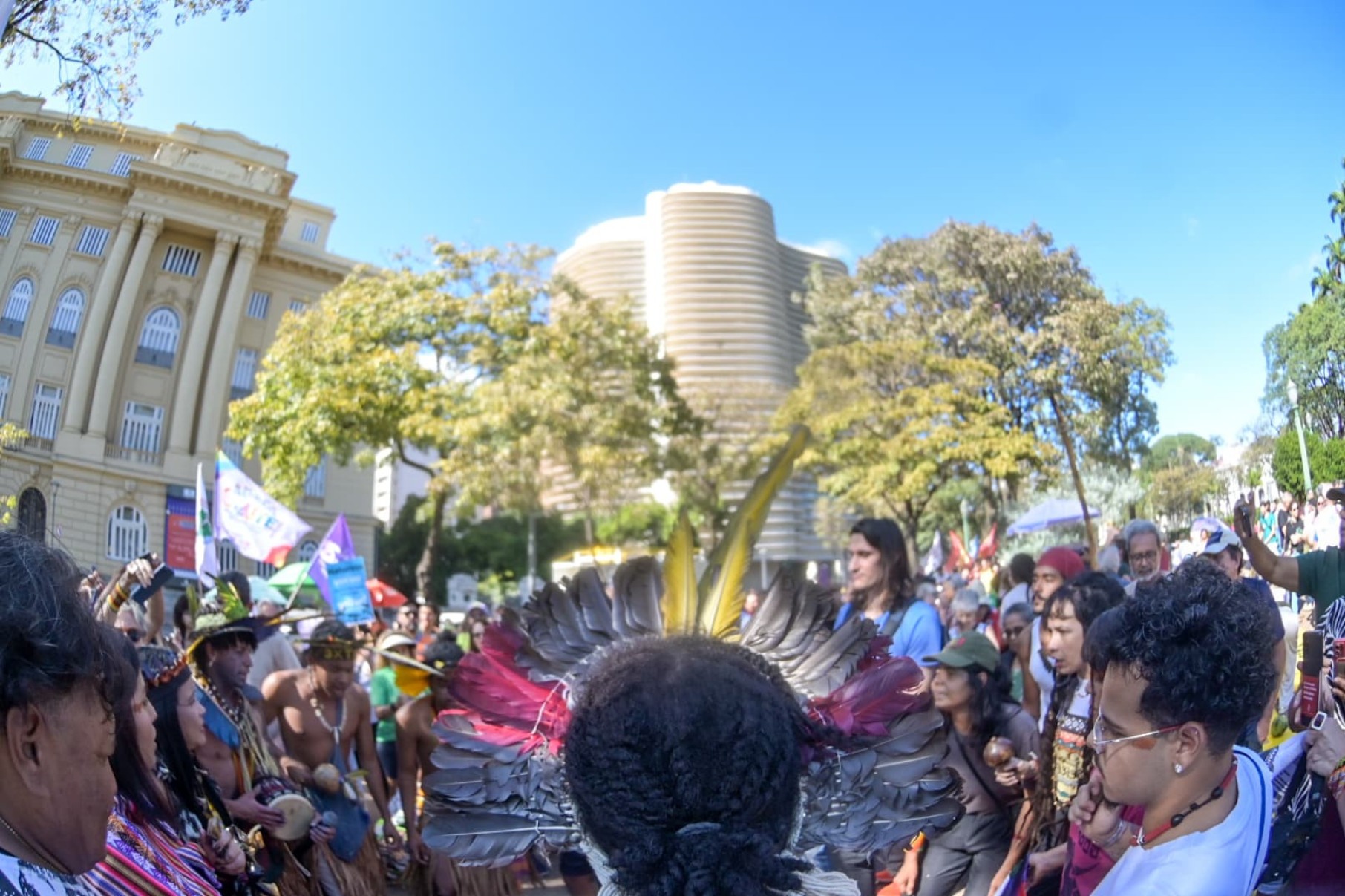 Movimentos protestam contra 'pl da devastação' na praça da liberdade, em bh