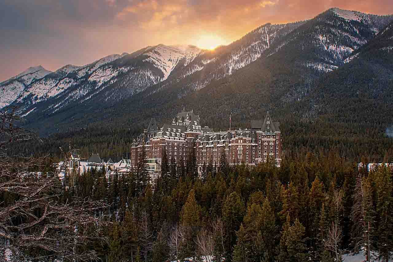 Fairmont Banff Springs Hotel (1888)
Localizado nas Montanhas Rochosas, no Parque Nacional de Banff, tem arquitetura de castelo escocês. É um dos hotéis mais luxuosos e históricos do Canadá, cercado por paisagens deslumbrantes.