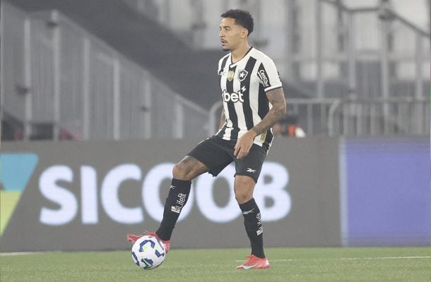 GREGORE - Combativo, organizou a defesa e desarmou na bola. Outra atuação de Manual de um 