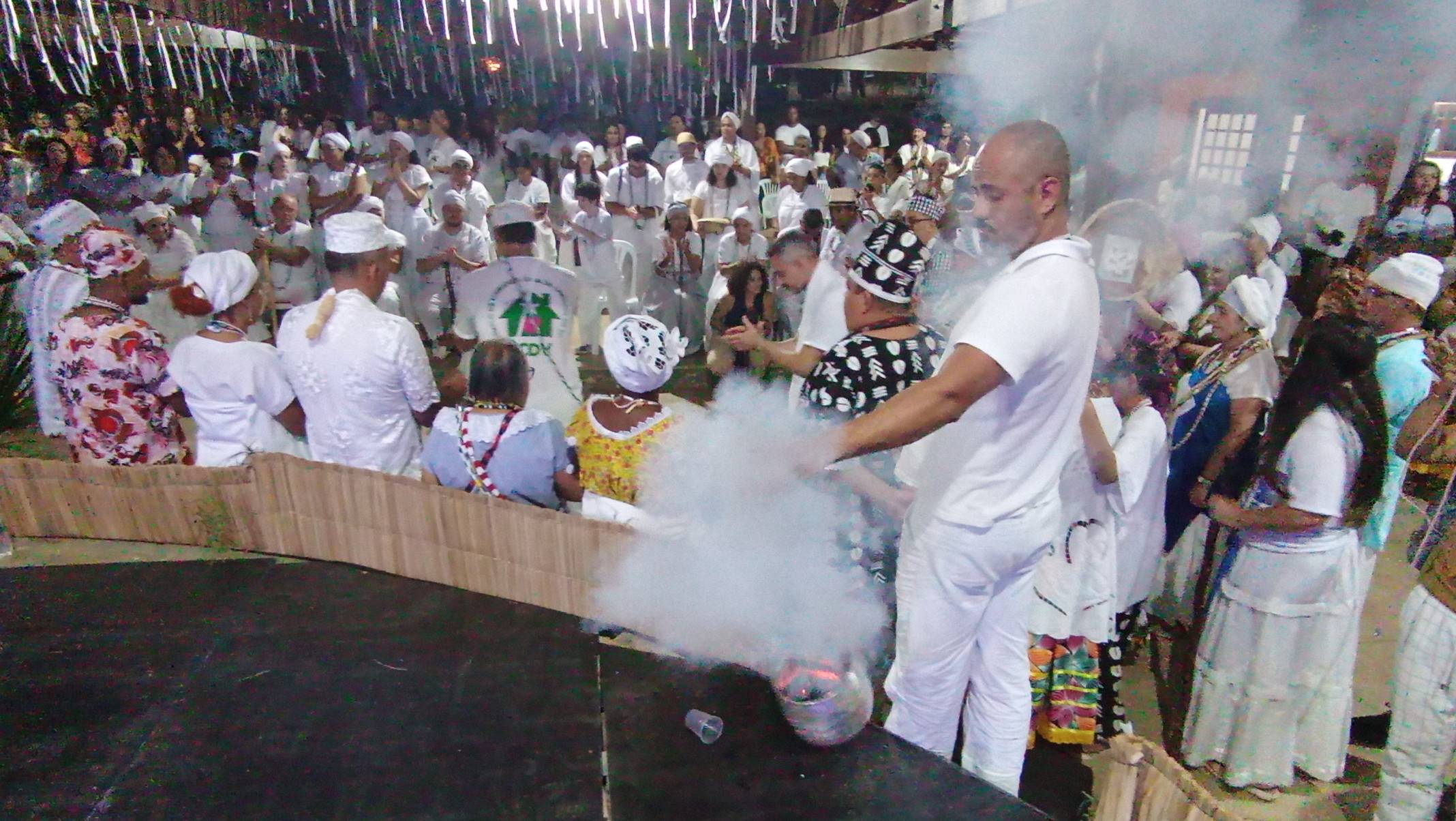  A parte ritualística do evento teve início com os defumadores com ervas aromáticas
    -Carlos Altman/EM