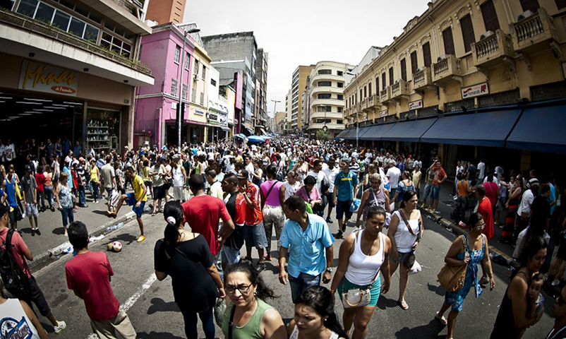 Mas aí começou a cair: 22º lugar em 2018; 32º lugar em 2019 e 2020;  41º lugar em 2021 e 38º em 2022. Despencou para 49º. E agora está em 44º.