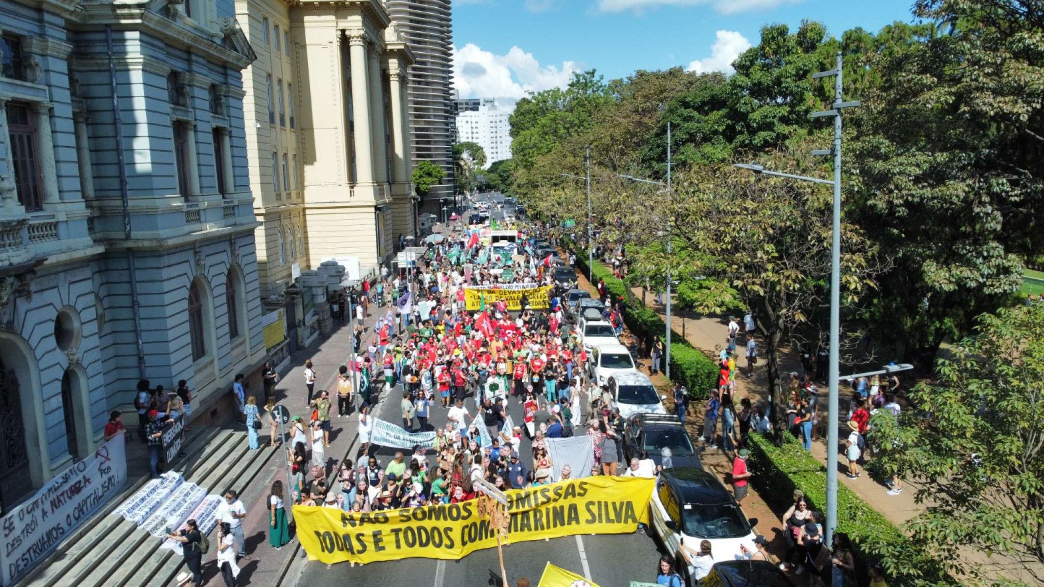 Manifestantes exibiram faixas em apoio a ministra Marina Silva e contra o 'PL da Devastação'-Leandro Couri/EM/D.A Press