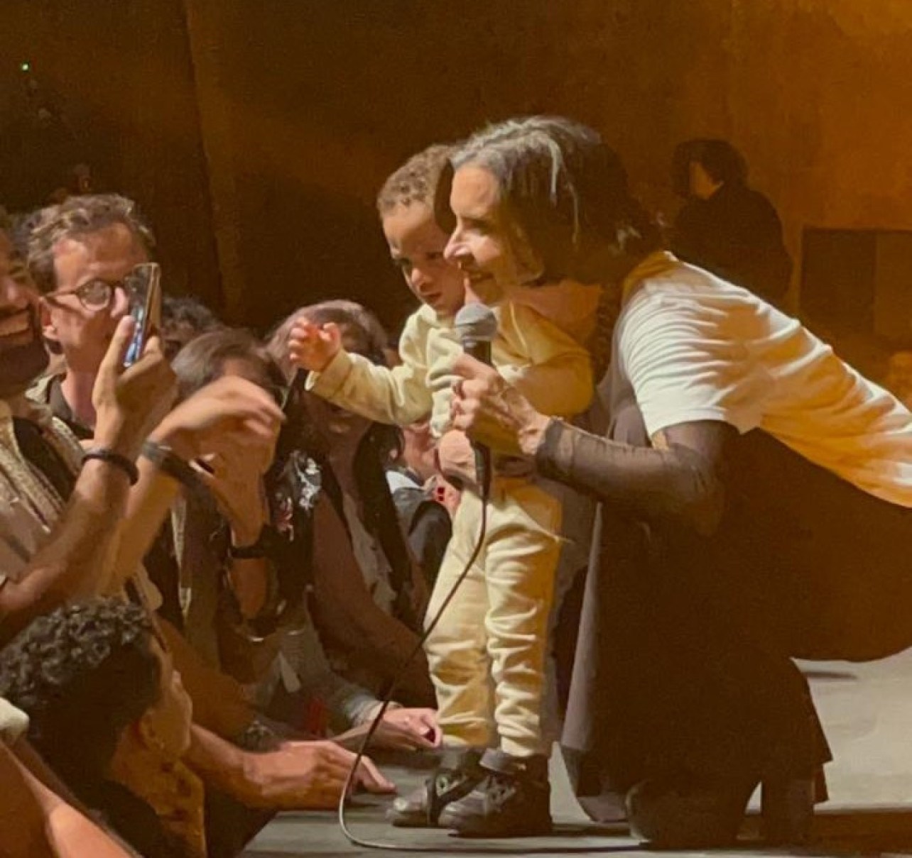 Marina com o jovem fã Rafael, de 2 anos, que os pais levaram para vê-la cantar no Palácio das Artes