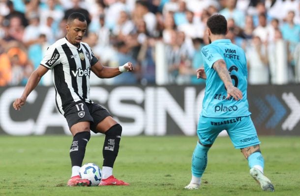 FREITAS - Errou uma dobra de marcação com Jair e quase comprometeu. Frágil na hora de morder. Porém, melhorou nos 45 minutos finais e, desta vez, não deixou Neymar passar com tanta facilidade - NOTA: 6,0 - Foto: Vitor Silva/Botafogo 