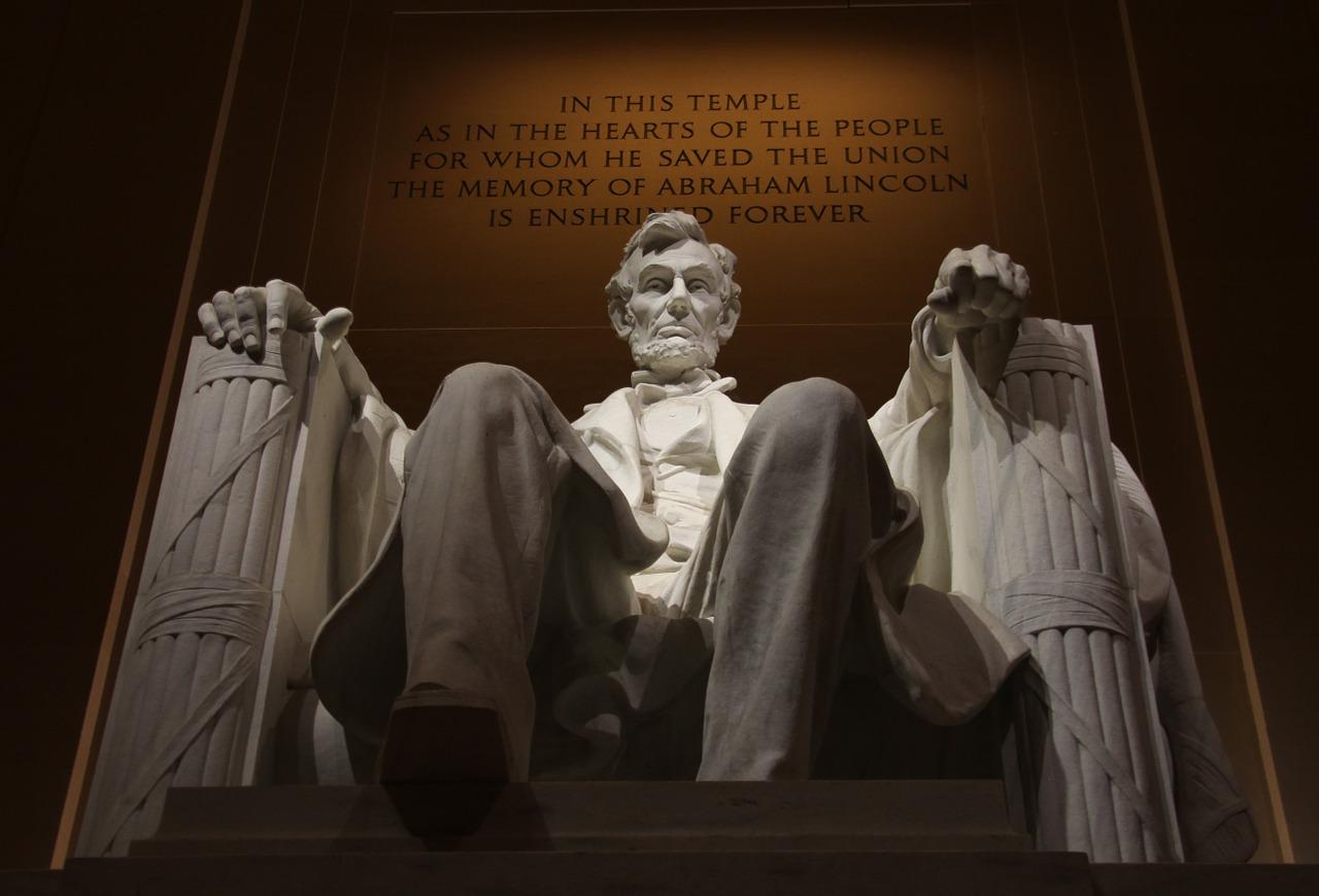 O discurso, que estÃ¡ gravado na parede ao lado da estÃ¡tua do lÃ­der histÃ³rico no Memorial de Lincoln, na capital Washington D.C., teve lugar no CemitÃ©rio Nacional de Gettysburg. 
