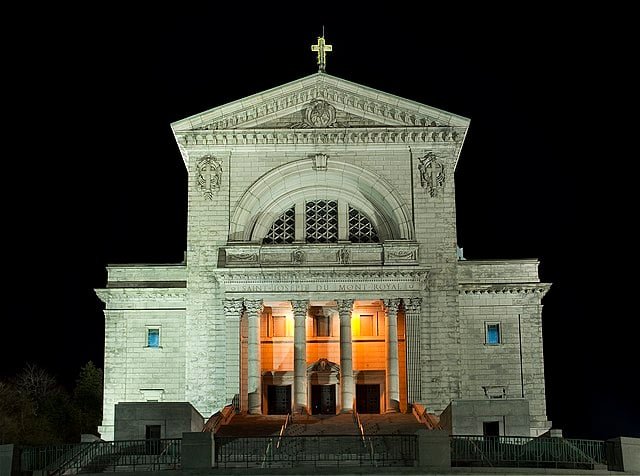 Oratoire Saint-Joseph (1924, concluído em 1967)
Maior igreja do Canadá, localizada em Montreal, dedicada a São José. Seu domo é um dos maiores do mundo e o local atrai peregrinos de vários países.