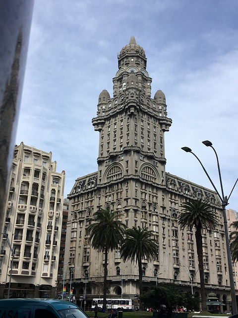 Segundo menor país da América do Sul, o Uruguai fica no sudeste do continente e faz fronteira com o Brasil (estado do Rio Grande do Sul). 