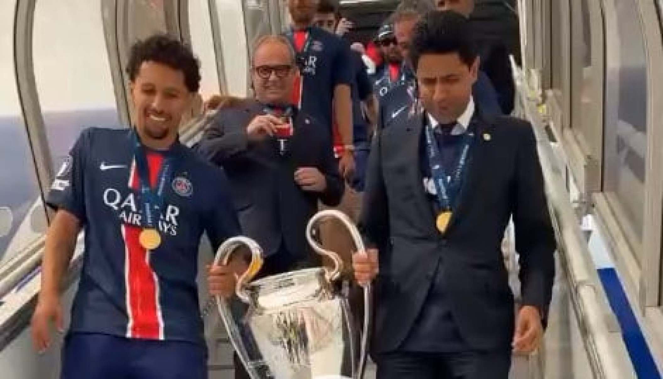 Vídeo: PSG chega em Paris para festa com mais de 100 mil pessoas