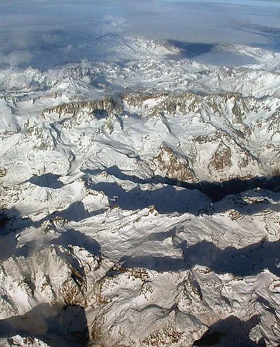 Eles haviam embarcado na vÃ©spera, no Aeroporto de Carrasco, em MontevidÃ©u, mas, por causa do mau tempo, foi necessÃ¡rio fazer escala na Argentina, para evitar a travessia da Cordilheira dos Andes em condiÃ§Ãµes adversas. 