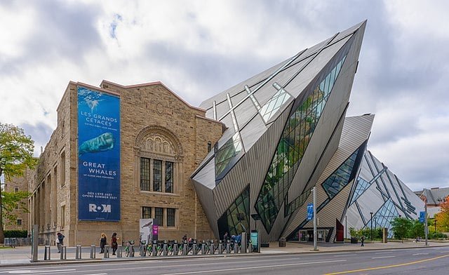 Royal Ontario Museum (ROM) (1914, expansão em 2007)
Um dos maiores museus da América do Norte, localizado em Toronto. Sua expansão moderna, chamada Michael Lee-Chin Crystal, tornou-se um marco arquitetônico polêmico e inovador.
