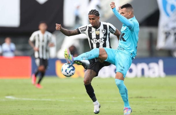 RWAN - Não domina, não ataca espaço, não prende a defesa, não ganha duelos... A bola bate nele e volta. Matou o ataque do Botafogo na Vila Belmiro. Saiu, no segundo tempo, para a entrada de Nathan - NOTA: 0,5 - Foto: Vitor Silva/Botafogo  