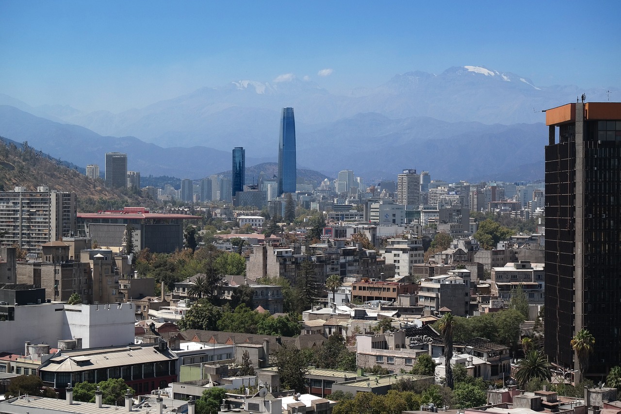 O Chile ocupa uma faixa longa e estreita entre a Cordilheira dos Andes e o Oceano Pacífico. Não faz fronteira com o Brasil. 