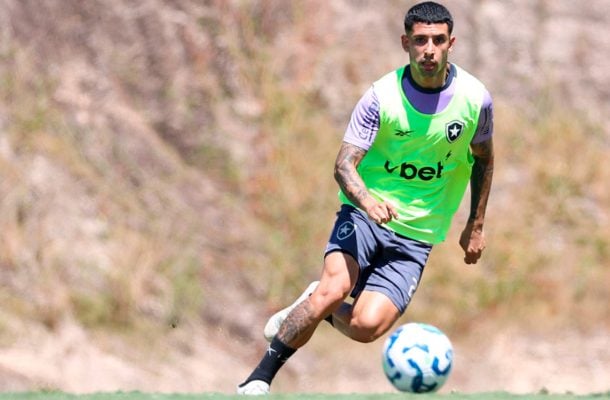 SANTI - Apareceu pouco na partida. Precisa de sequência e mais confiança, além de buscar o jogo - NOTA: 5,0 - Foto: Vitor Silva/Botafogo