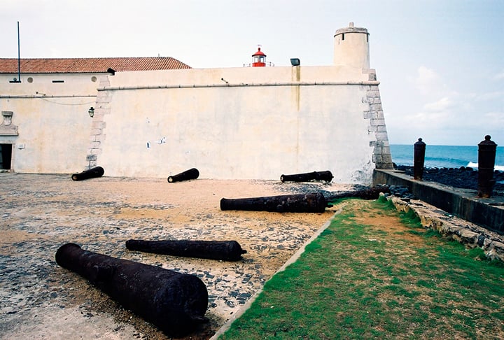 Sua capital e cidade mais populosa é São Tomé. Além da paisagem natural, com belas praias, tem importantes conjuntos arquitetônicos e históricos, como a Fortaleza de São Sebastião (foto), de 1575.