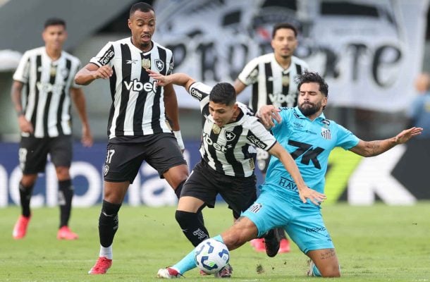 SAVARINO - Muito bem marcado e vigiado pelos centrocampistas do Peixe. Não teve espaço e, dessa forma, não conseguiu desenvolver o seu melhor jogo. Coadjuvante, perdeu a vaga para Mastriani na etapa final - NOTA: 5,0 - Foto: Vitor Silva/Botafogo