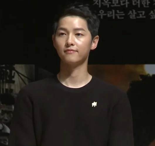 Song Joong Ki é um renomado ator sul-coreano, conhecido por suas atuações em dramas como "Descendentes do Sol" (2016) e "Vincenzo" (2021). Com seu charme e versatilidade, ele se tornou um ícone da indústria do entretenimento, conquistando prêmios e reconhecimento internacional.