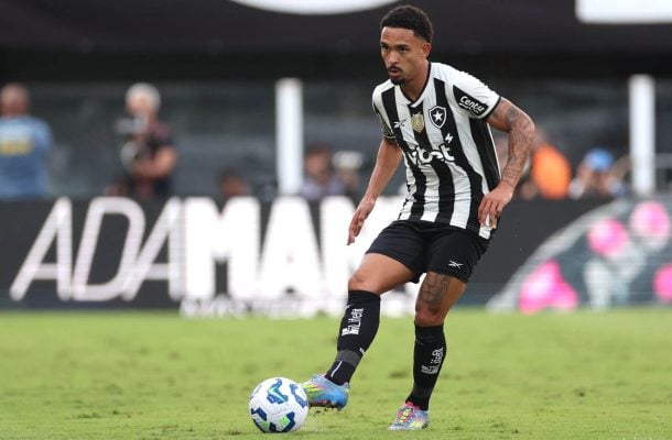 VITINHO - Acertando ou errando, atravessou a linha do meio de campo e apresentou-se como opção ofensiva - NOTA: 6,5 - Foto: Vitor Silva/Botafogo 