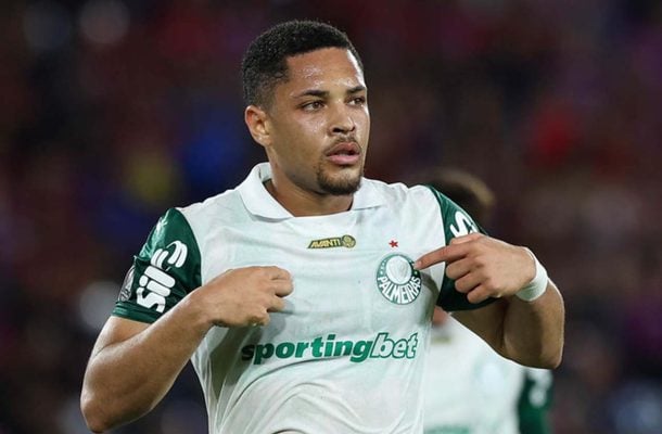 VITOR ROQUE â?? O jogador que comeÃ§ou a carreira no Cruzeiro substituiu Flaco LÃ³pez no intervalo. Quase marcou em seu primeiro ataque. Mas ficou nisso, pois nÃ£o conseguiu espaÃ§os diante da forte e boa marcaÃ§Ã£o dos defensores dos mineiros. Quando ajudou a defesa, fez falta perigosa e ainda levou amarelo no lance. NOTA 4,5. Foto:  Cesar Greco/Palmeiras