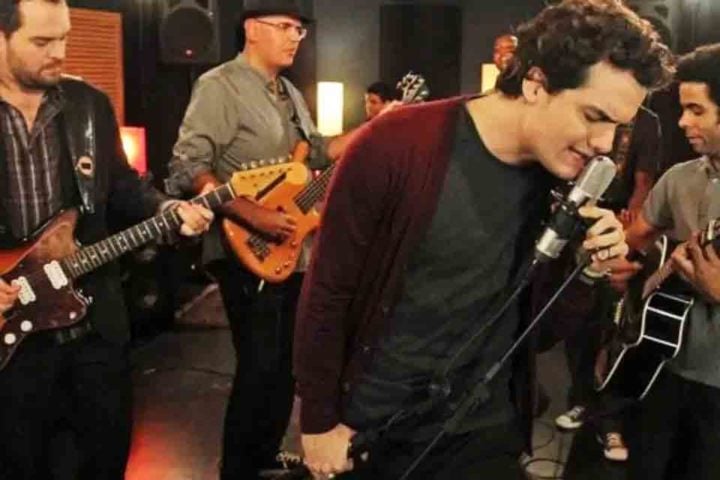 Além da carreira como ator, Wagner Moura também é músico e vocalista da banda de rock  "Sua Mãe". Ele ajudou a formar o grupo em 1992, em Salvador, quando estudava jornalismo na Universidade Federal da Bahia.
