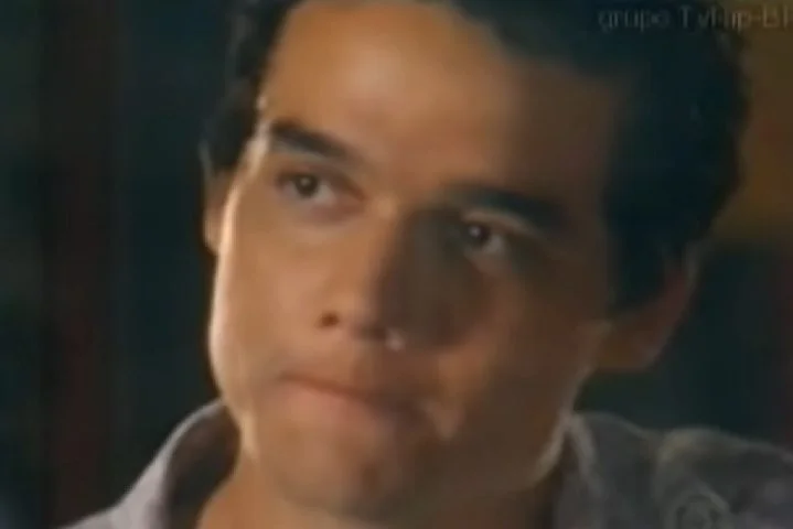 Além de sua carreira no cinema, Wagner Moura também apareceu em papéis na televisão brasileira. Em 2002, ele teve uma participação em "A Grande Família" e, em 2003, na série "Carga Pesada".
