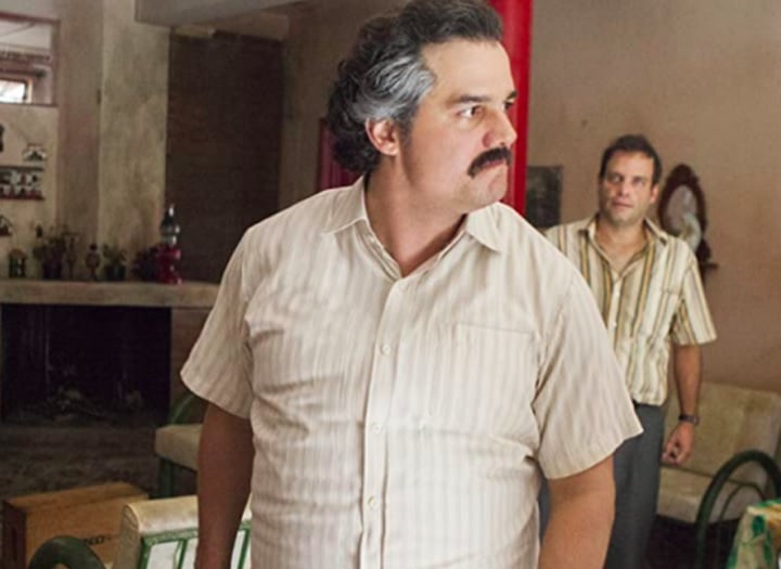 Na trama, ele interpreta o colombiano Pablo Escobar, um dos mais poderosos e temidos chefes do tráfico de drogas da história. A série foi um sucesso de crítica e catapultou de vez a carreira internacional do ator brasileiro.

