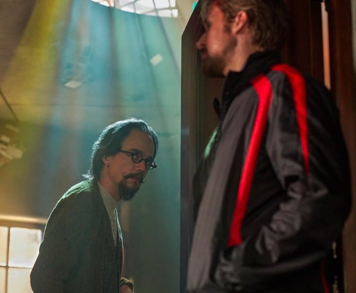 Moura seguiu trabalhando em papéis de destaque em produções internacionais, como a série "Iluminadas" (2022), com a atriz Elizabeth Moss, e o filme "O Agente Oculto" (2022), com os astros Ryan Gosling ("Barbie") e Chris Evans ("Capitão América").
