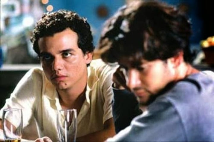 No teatro, Wagner Moura despontou na década de 1990, conquistando reconhecimento por atuações marcantes. Já no cinema, ele fez sua estreia em 2000, no longa "Sabor da Paixão", ao lado do também brasileiro Murilo Benício e da atriz espanhola Penélope Cruz.
