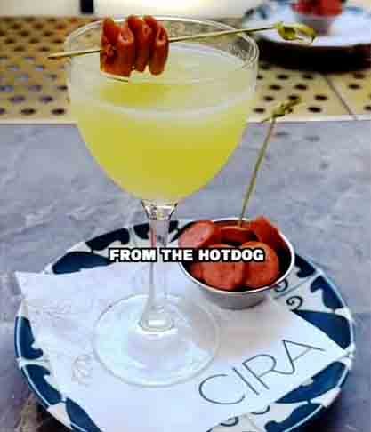 O daiquiri é um clássico da coquetelaria, com rum e suco de limão.  Mas a ‘ invenção’ do restaurante mediterrâneo viralizou por causa de um ingrediente insólito: salsicha. A bebida tem suco de limão e óleo de tomate, combinados com xarope de mostarda, licor de raiz de aipo e salsicha.
