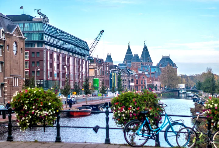5º – Holanda: Se no ano ado, foi considerado o país mais seguro do mundo para viajar, agora está no 5º lugar. A capital Amsterdã foi considerada pelos turistas americanos ouvidos na pesquisa como uma das cidades mais seguras do mundo.