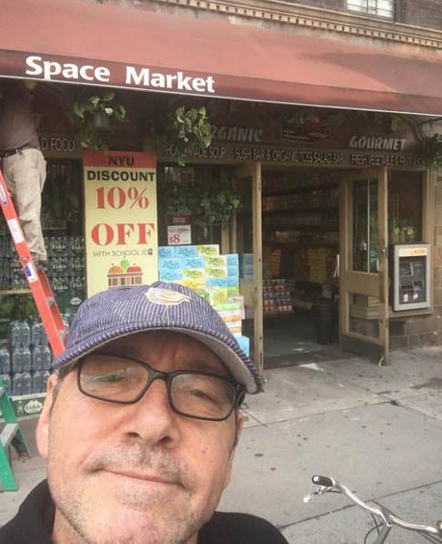 Spacey já havia sido absolvido de outra acusação de assédio. Em 2022, um júri de Nova York o considerou inocente das acusações de crime desse tipo vindas de Anthony Rapp, que teriam ocorrido em 1986.