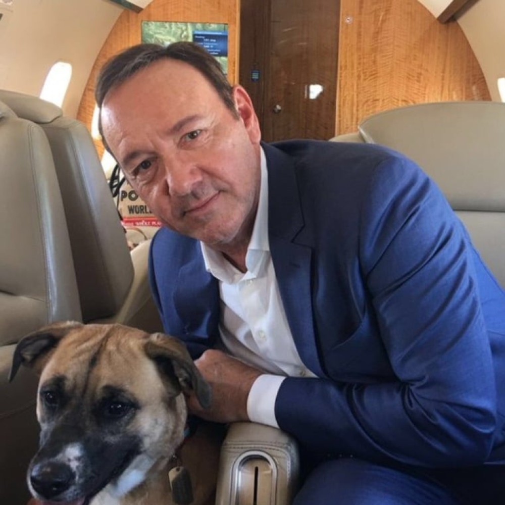 Kevin spacey chora e tenta retomar carreira após processo por assédio