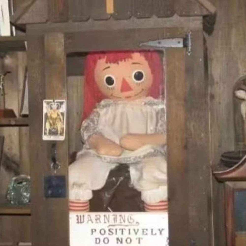 Museu nega envolvimento de boneca annabelle em incidentes misteriosos