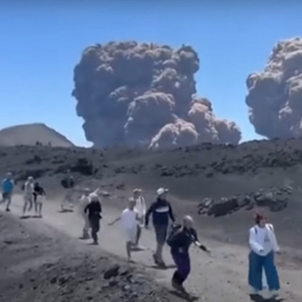 Vulcão surpreende ao entrar em erupção e turistas saem correndo desesperados