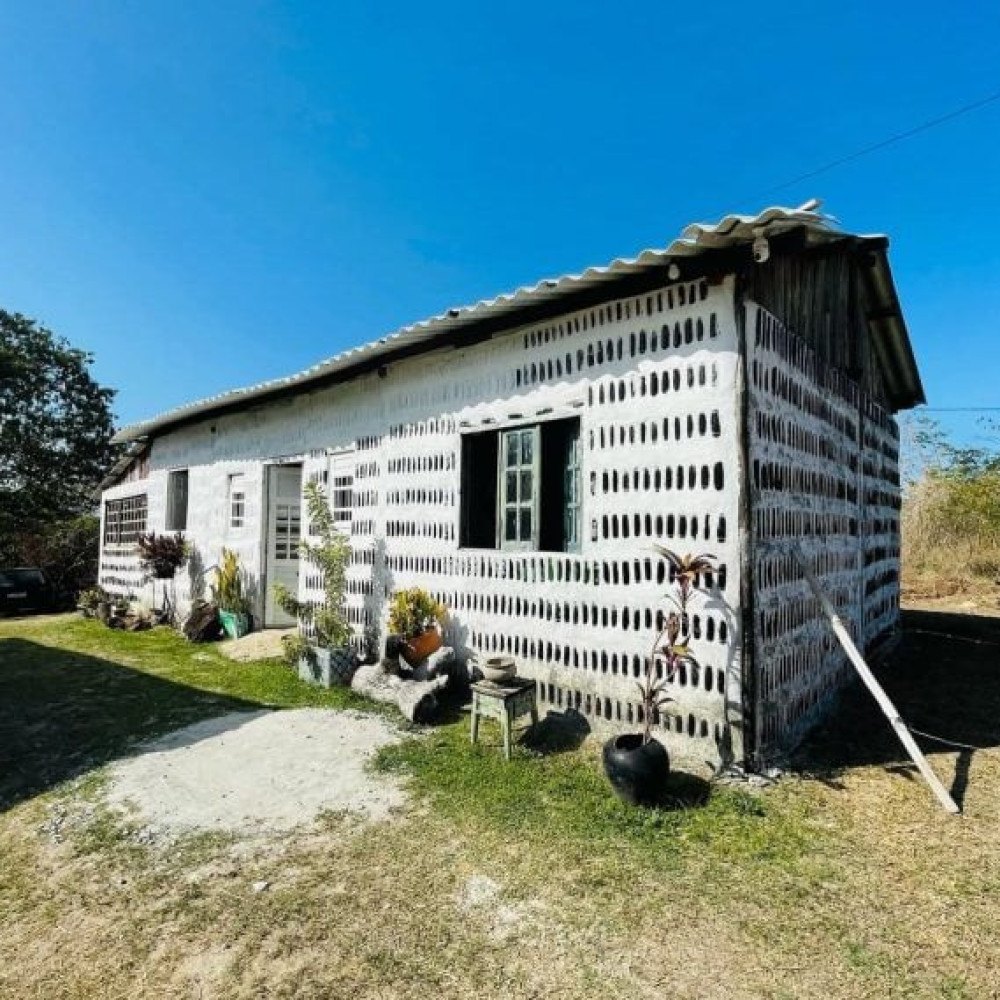 Olha que casa diferente: construção foi feita com 8 mil garrafas de vidro