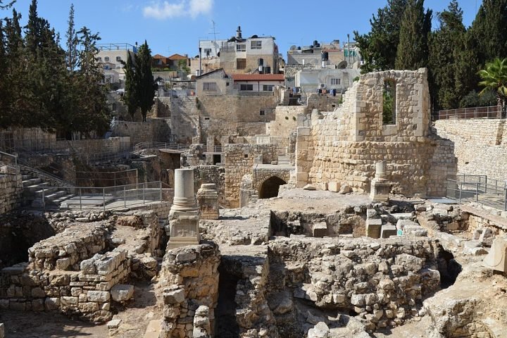 Ao longo dos séculos, Jerusalém foi conquistada, destruída e reconstruída inúmeras vezes. Passou pelo domínio de egípcios, assírios, babilônios, persas, gregos, romanos, bizantinos, árabes, cruzados, otomanos e britânicos.