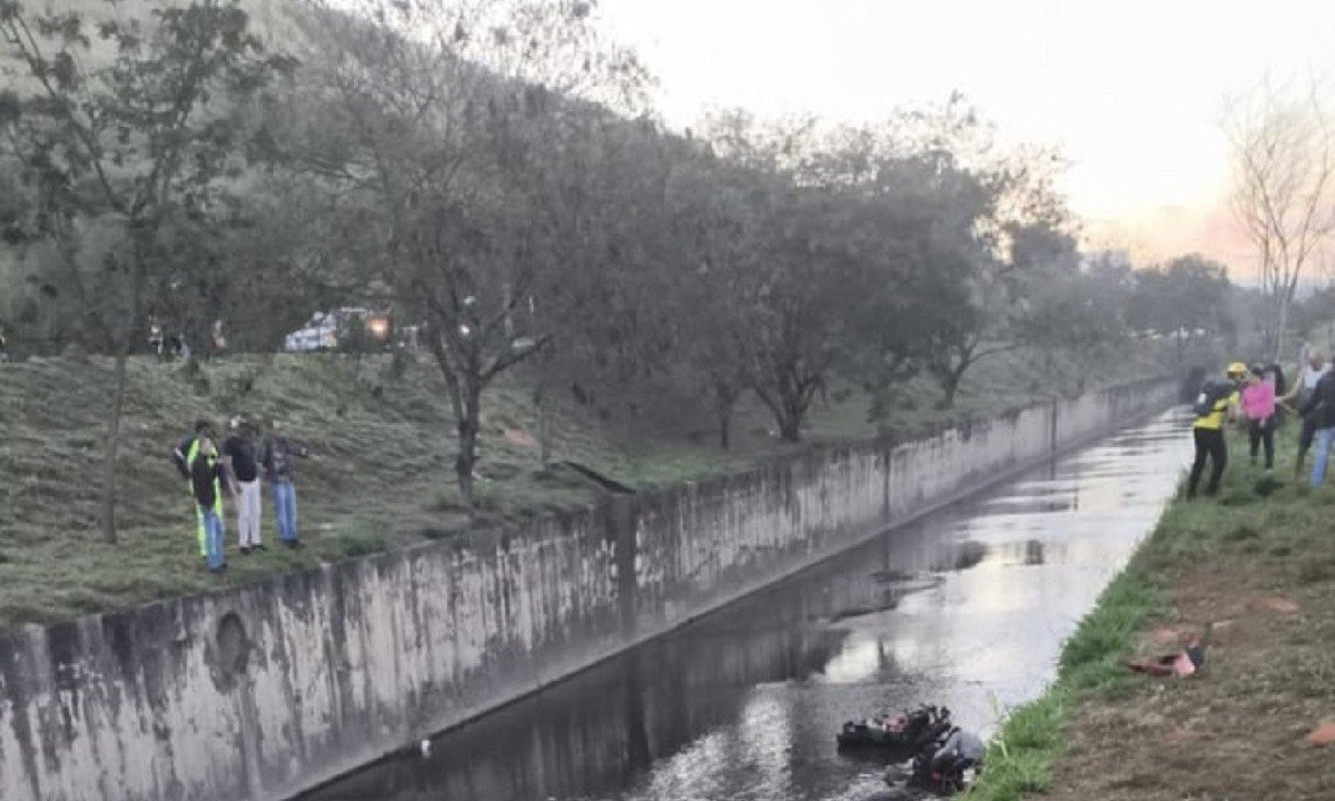 Motociclista que perdeu o controle de direção e caiu em córrego está internado em hospital de Betim -  (crédito: CBMMG)