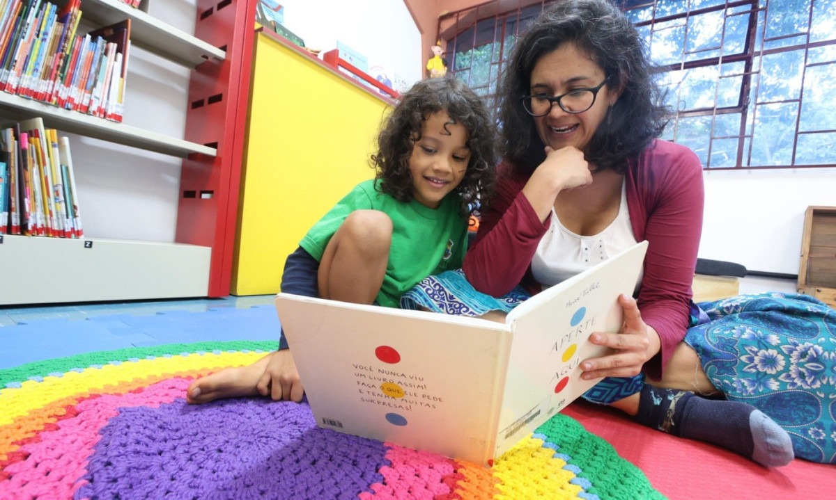 Cau&atilde; de Alcantara Le&oacute;n, de 5 anos, e a m&atilde;e Andrea Catalina Le&oacute;n Amaya, de 45, visitaram a Casa da Inf&acirc;ncia -  (crédito: Marcos Vieira/EM/D.A Press)