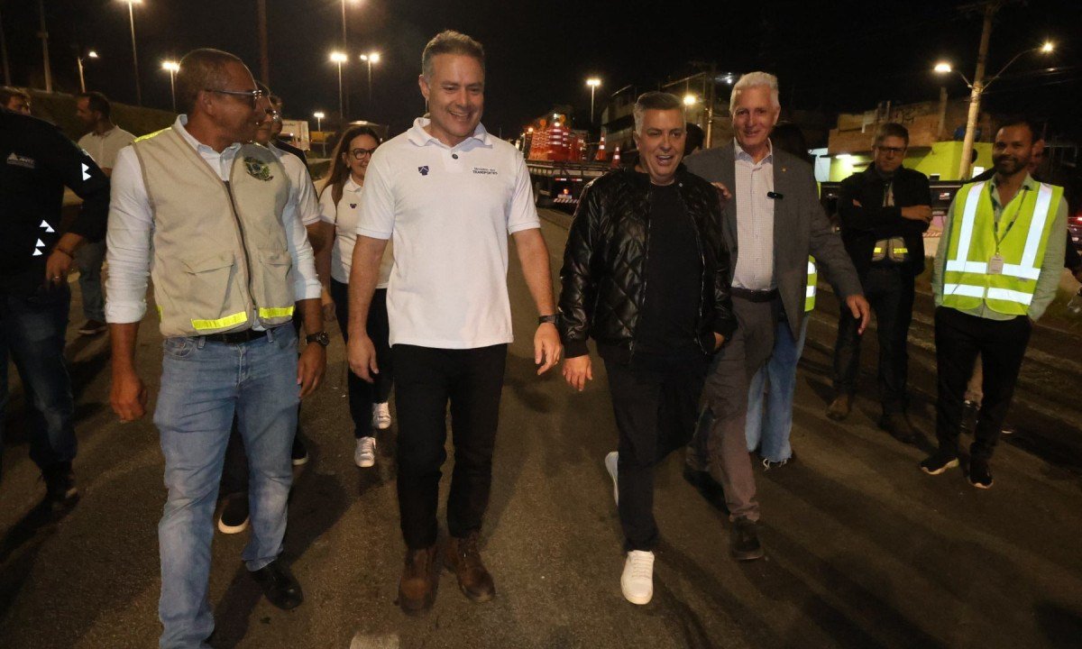 Prefeito de BH, &Aacute;lvaro Dami&atilde;o (o terceiro da esquerda para direita, &agrave; frente) esteve presente nas inspe&ccedil;&otilde;es do primeiro trecho do Anel. Ele estava ao lado do ministro dos Transportes, Renan Filho (o segundo da esquerda para a direita) -  (crédito: Marcos Vieira/EM/D.A Press)