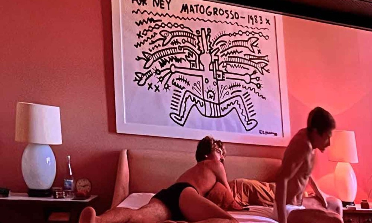 Em 'Homem com H', o diretor Esmir Filho homenageia Ney Matogrosso com quadro de Keith Haring furtado em Montreux
- (crédito: Reprodução) Em 'Homem com H', o diretor Esmir Filho homenageia Ney Matogrosso com quadro de Keith Haring furtado em Montreux
- (crédito: Reprodução)