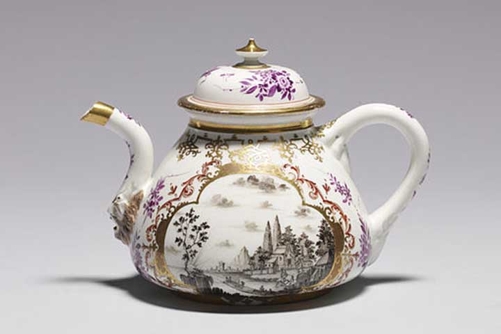 E veio a era Industrial na Inglaterra. Fábricas como Wedgwood modernizaram a produção, tornando a porcelana ível à classe média europeia.
