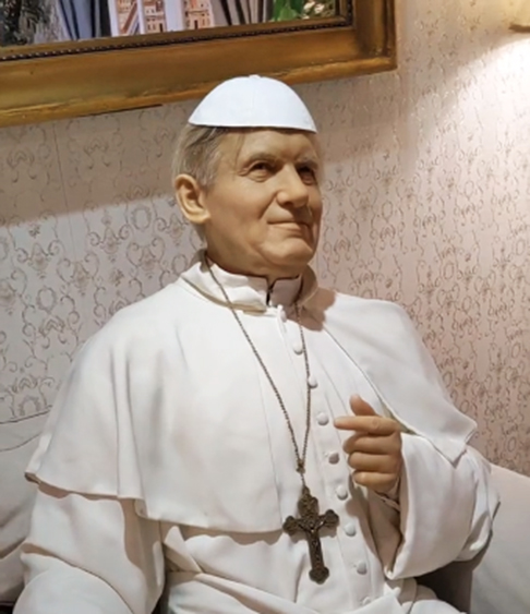 O Papa João Paulo II (se estivesse vivo) daria a bênção parar esta escultura. Só porque ele era bonzinho. Escultores do museu, vocês estão perdoados. 