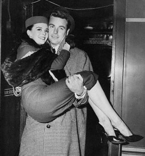 Com isso, o mistÃ©rio da morte de Natalie Wood se mantÃ©m. O que serÃ¡ que aconteceu na embarcaÃ§Ã£o?  HÃ¡ culpados nessa histÃ³ria? -Instagram @robertwagnerofficial