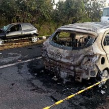 Uma pessoa morre carbonizada e duas ficaram feridas em batida na BR-365 - Divulga&ccedil;&atilde;o/PRF